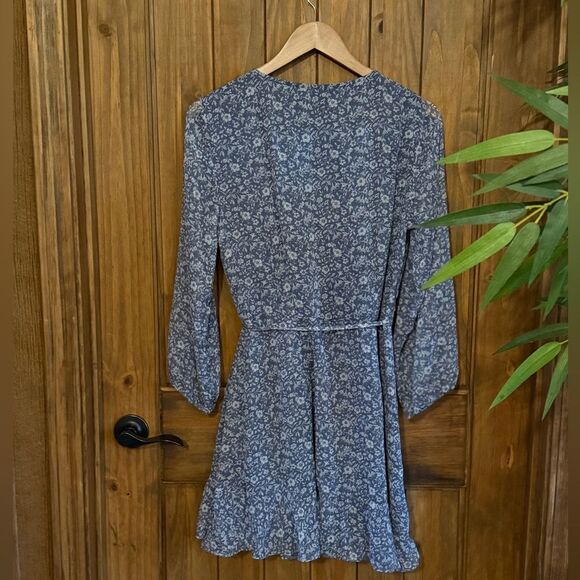 Abercrombie & Fitch Chiffon Floral Wrap Dress in Blue/White - Picture 4 of 7